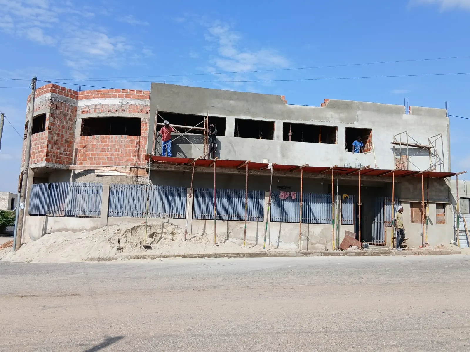 Edifício em construção durante a fase de alvenaria